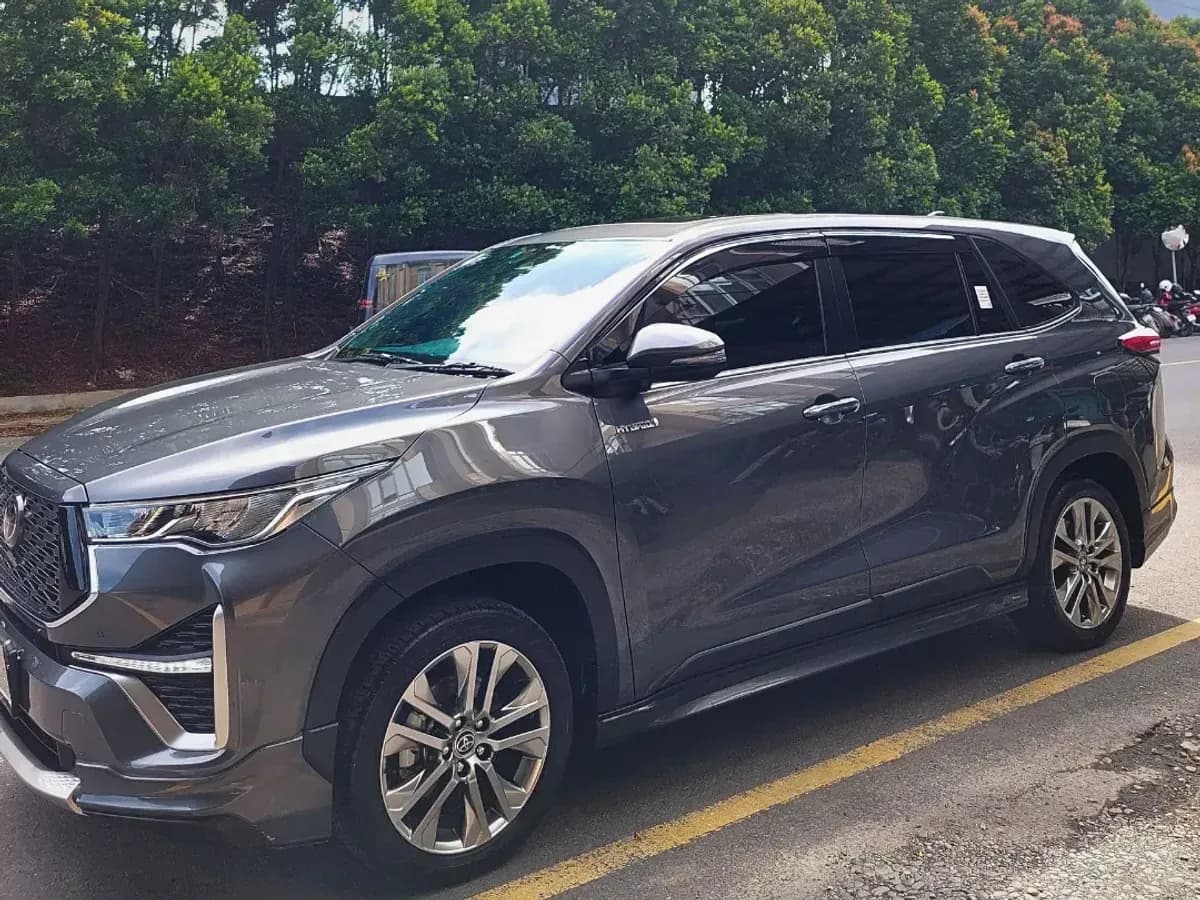 Toyota Innova Zenix setelah Black Diamond di Magic Detailing