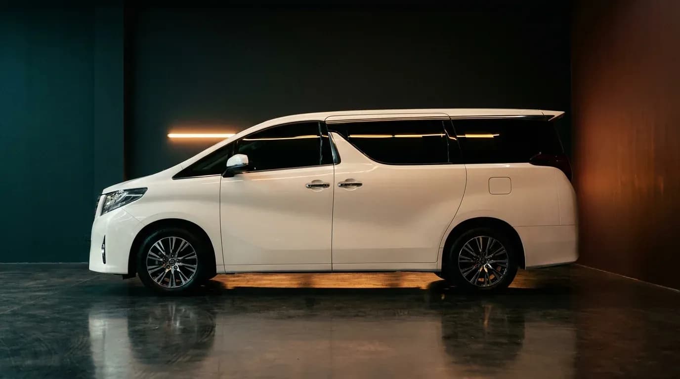 MPV putih dengan kaca film gelap di studio